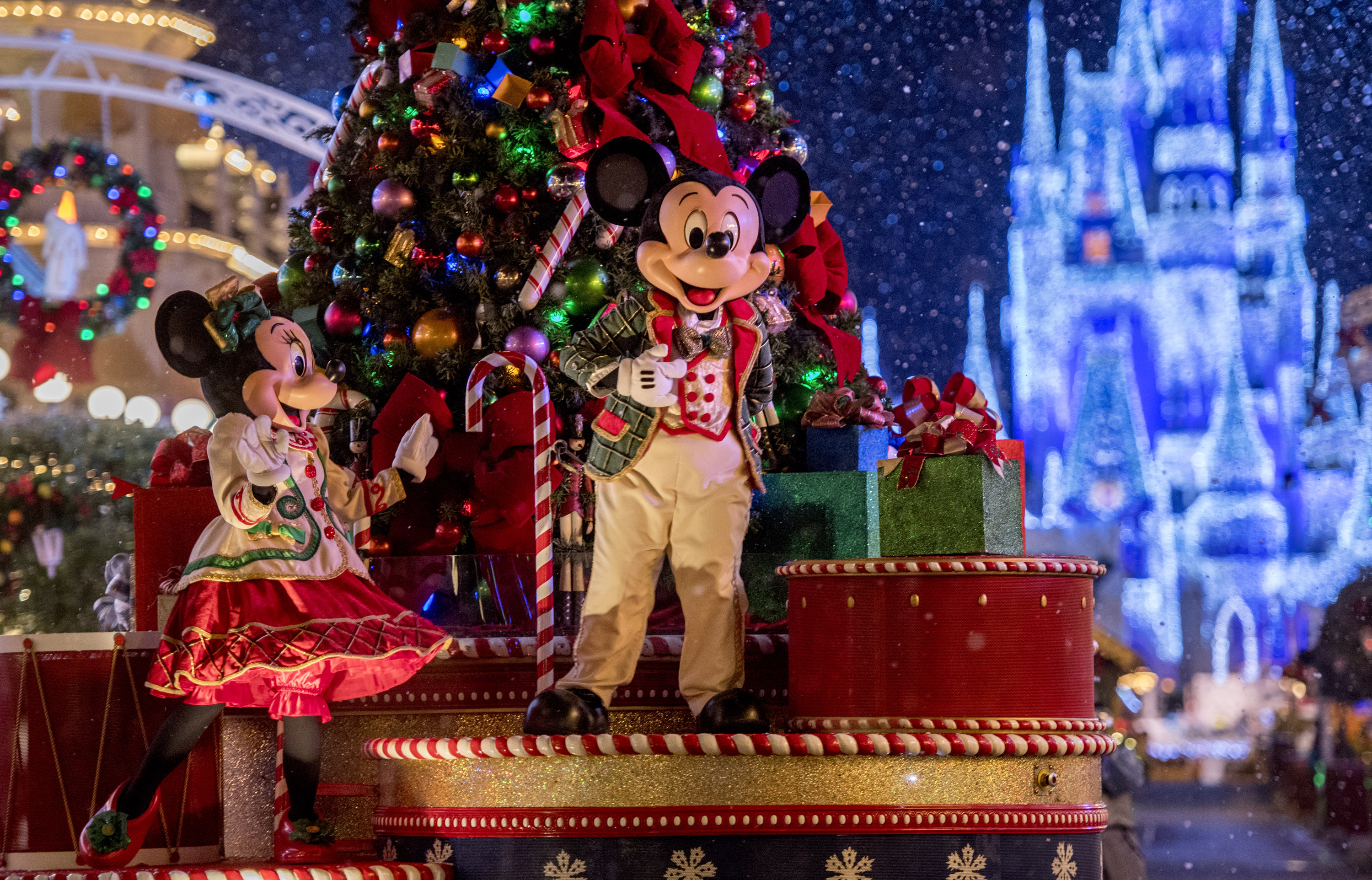 One of the best Christmas events at Disney World - Mickey's Very Merry Christmas Party! #disneyworld #xmasdisney #christmasatdisney #disneyevents #disneytrip #disneyplanning #disneyvacation