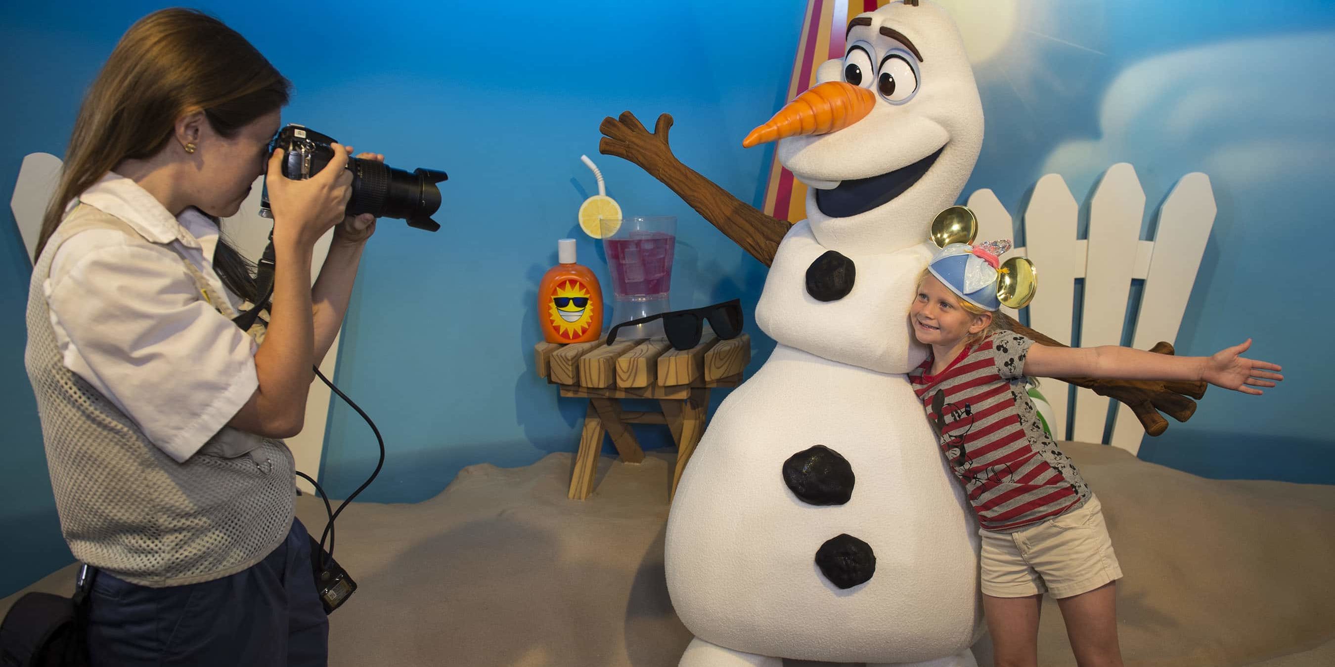 Olaf from “Frozen” Greets Guests at Disney’s Hollywood Studios How to figure out if Memory Maker is worth it for your family #disneyworld #memorymaker #disneyphotos #disneytravelagent #disneytravelplanner