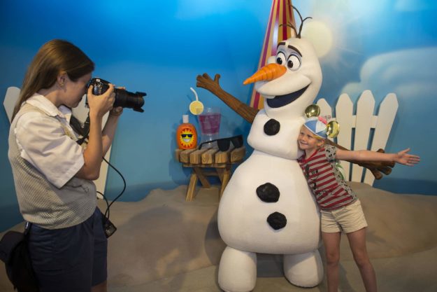 Olaf from “Frozen” Greets Guests at Disney’s Hollywood Studios How to figure out if Memory Maker is worth it for your family #disneyworld #memorymaker #disneyphotos #disneytravelagent #disneytravelplanner