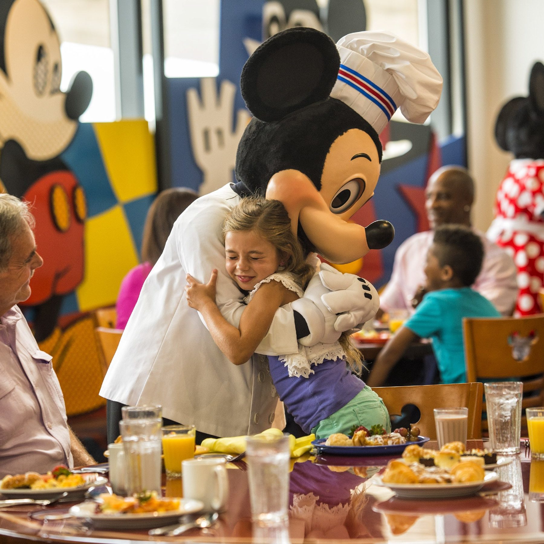 Chef Mickey's at the Contemporary Resort is the ultimate in character dining at Disney World! #disneyworld #disneymeals #disneycharacters #mickeymouse #travelagent #disneytrip #disneyvacation #disneytravelagent #disneytravelplanner
