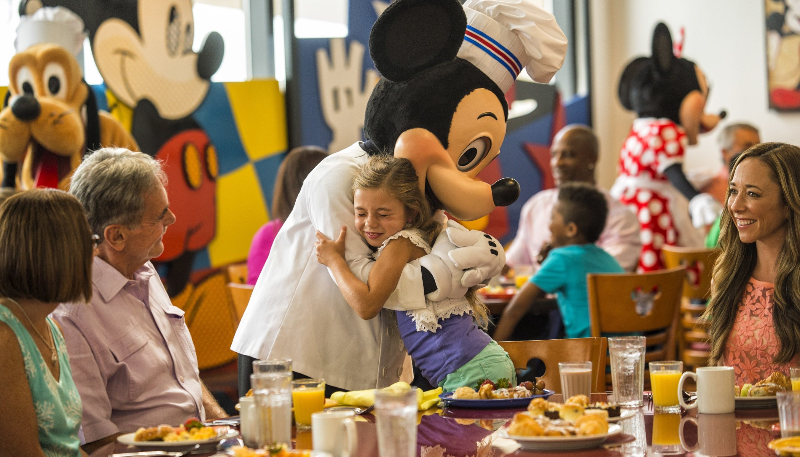 Chef Mickey's at the Contemporary Resort is the ultimate in character dining at Disney World! #disneyworld #disneymeals #disneycharacters #mickeymouse #travelagent #disneytrip #disneyvacation #disneytravelagent #disneytravelplanner