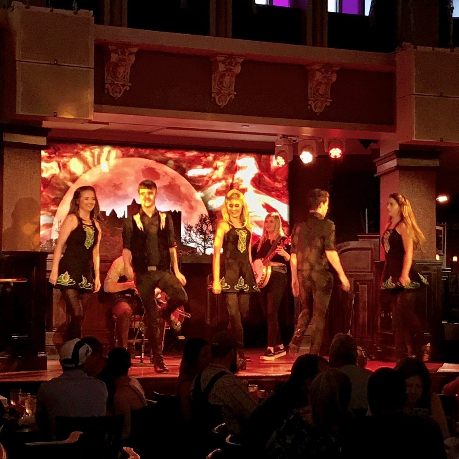 Disney World for Adult, dinner at Raglan Road to enjoy some Irish food and dancing #disneyworld #disneyforadults #disneyvacation #raglanroad #disneydining