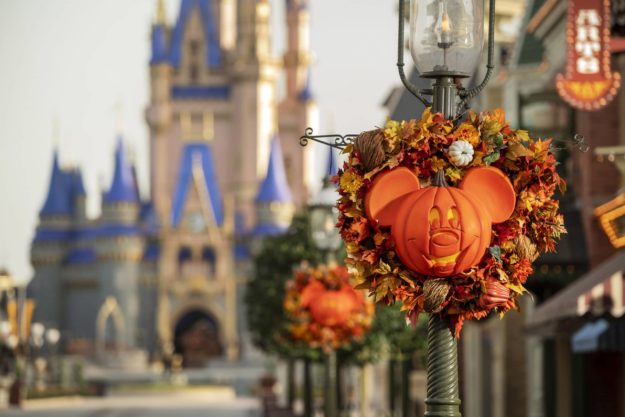 Fall Decor at Magic Kingdom Park Fall 2020 Disney World Promotions #disneyworld #disneytrip #disneyvacation #disney2020 #travelagent #disneytravelagent