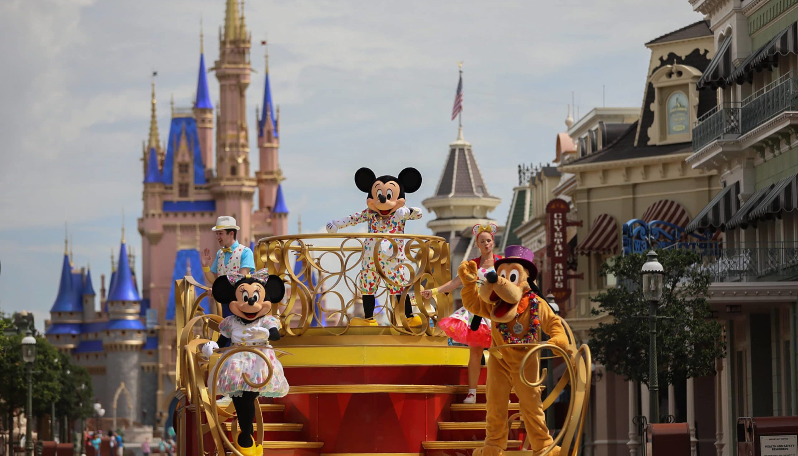 Disney World character cavalcades, where you can find the characters in the parks on your next visit! #disneyworld #disneycharacters #disneytrip #disneyvacation #disneyplanning #travelagent #disneytravelagent