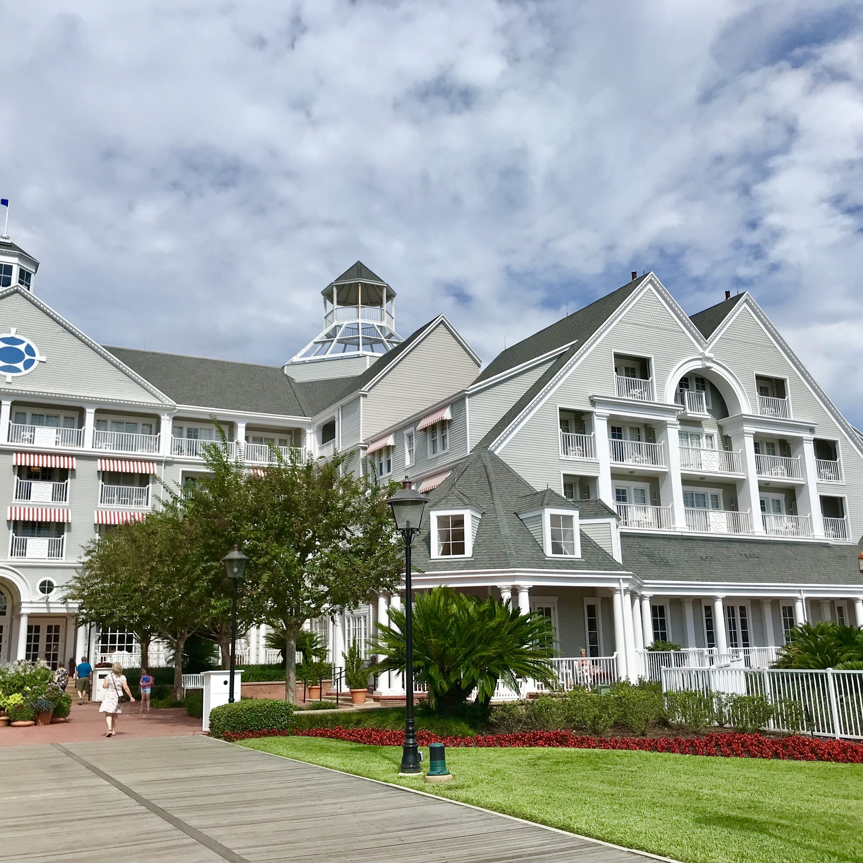 How to Choose the Best Disney World Resort for your family #waltdisneyworld #disneyworld #disney #wdw #disneyresort #disneyworldresort #disneyyachtclub #travelagent