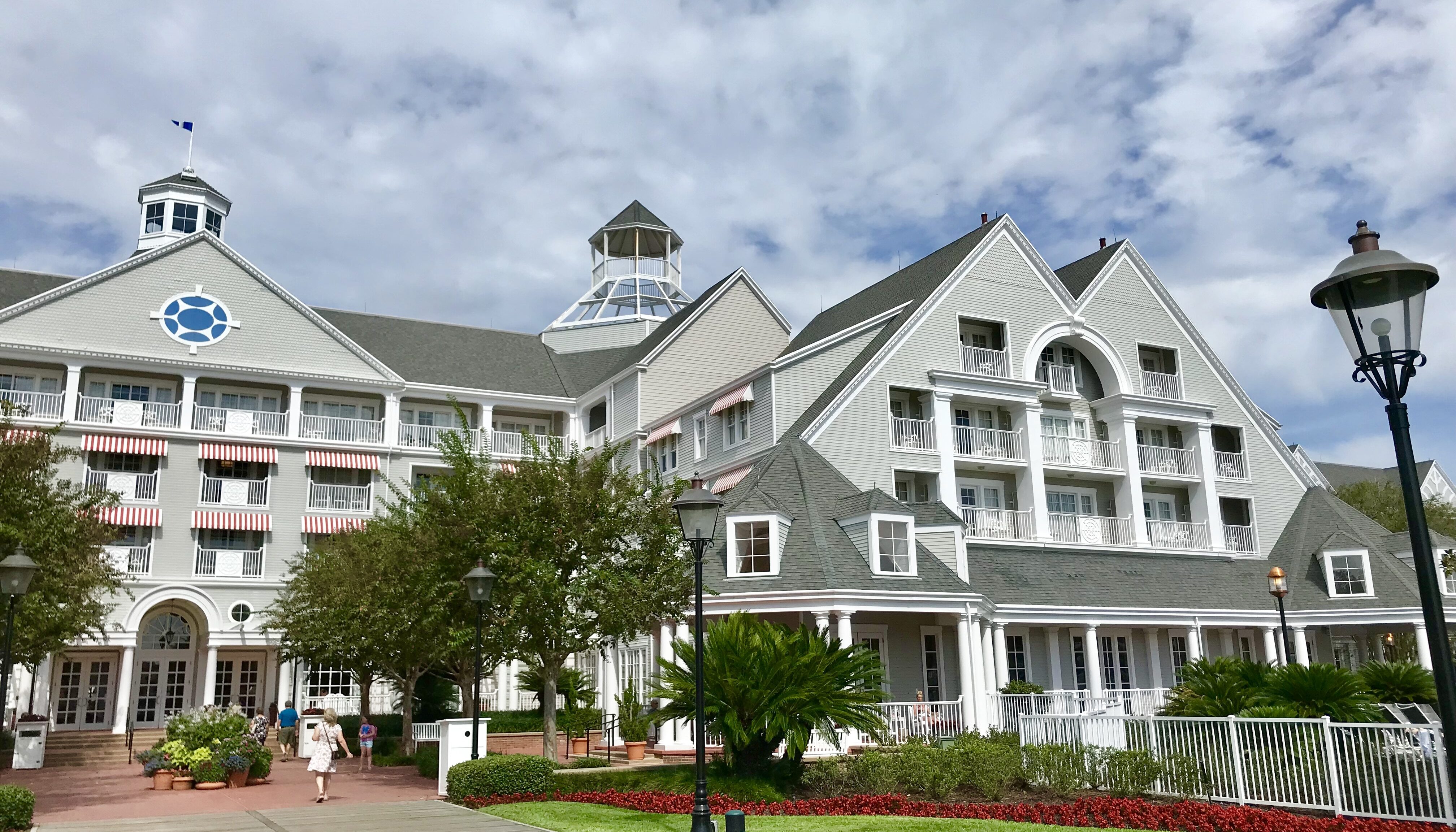 How to Choose the Best Disney World Resort for your family #waltdisneyworld #disneyworld #disney #wdw #disneyresort #disneyworldresort #disneyyachtclub #travelagent